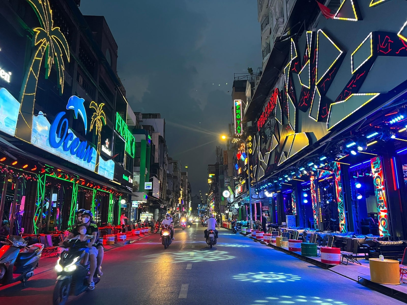 Không khí trẻ trung, nhộn nhịp với quán bar, cà phê, ẩm thực
