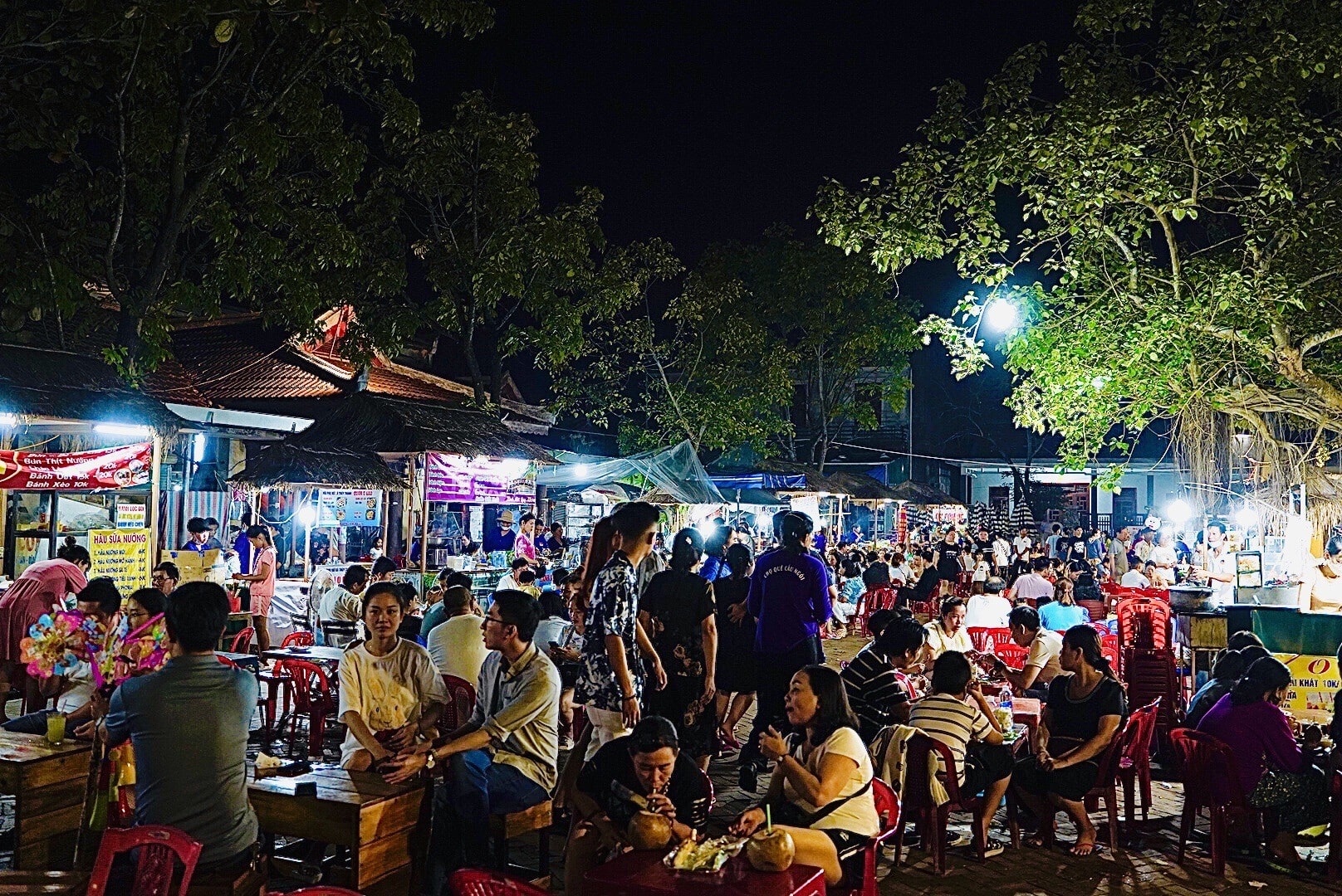Mua sắm, thưởng thức đặc sản và hòa mình vào nét quê Huế