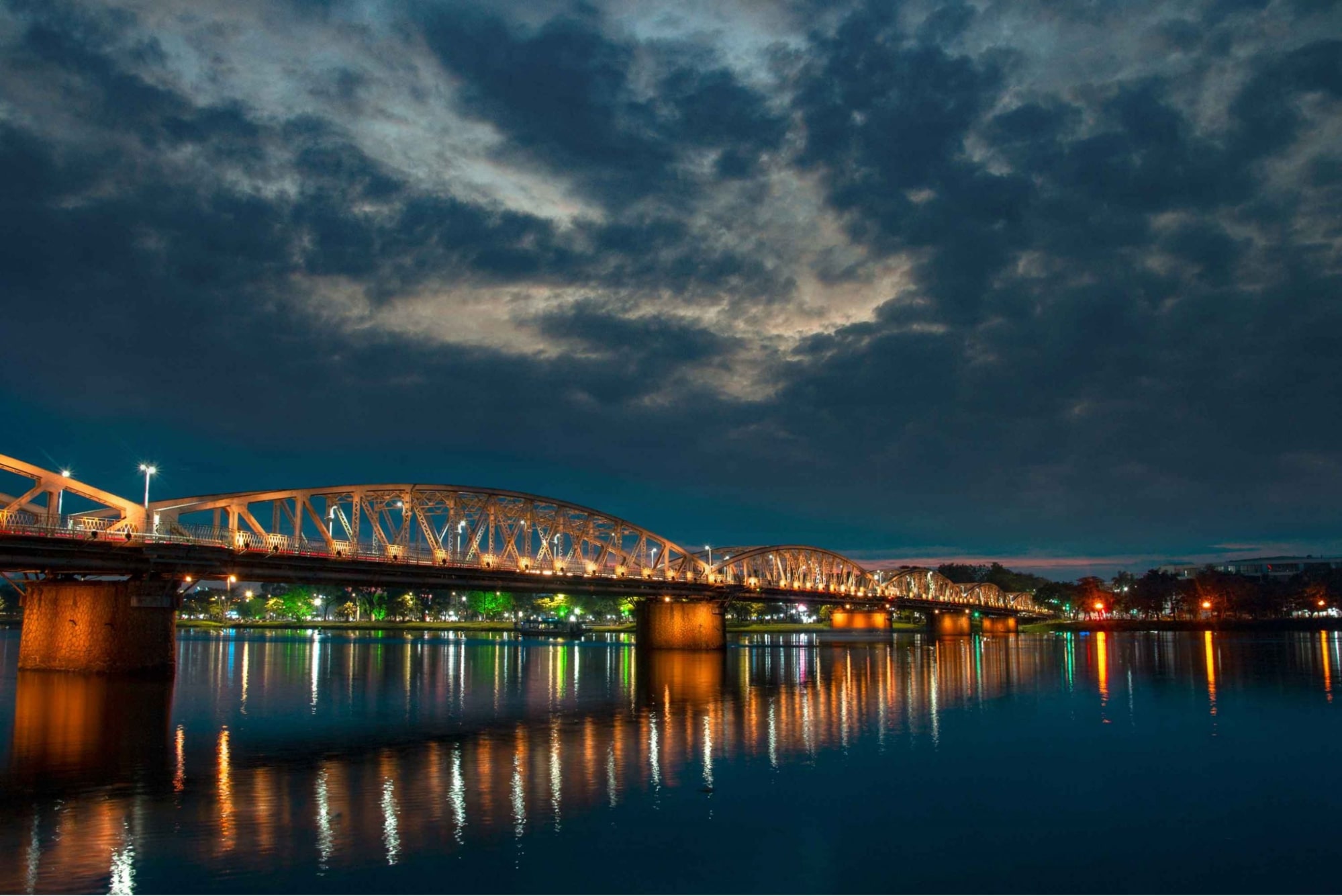 Ngắm biểu tượng Huế lung linh, check-in giữa khung cảnh nên thơ
