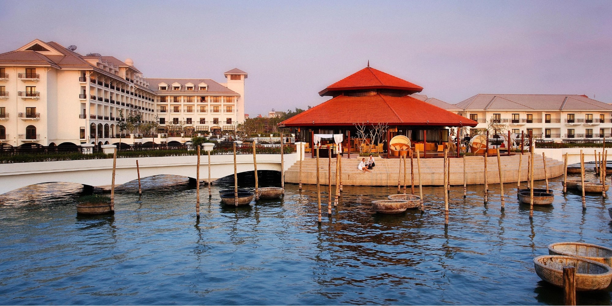 InterContinental nổi bật bên Hồ Tây với phòng nghỉ trên mặt nước