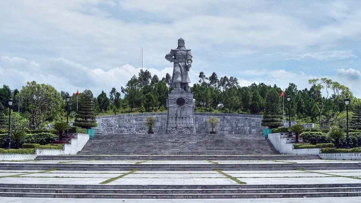 Ngọn núi gắn liền với sự kiện đăng quang ngôi vua của Quang Trung