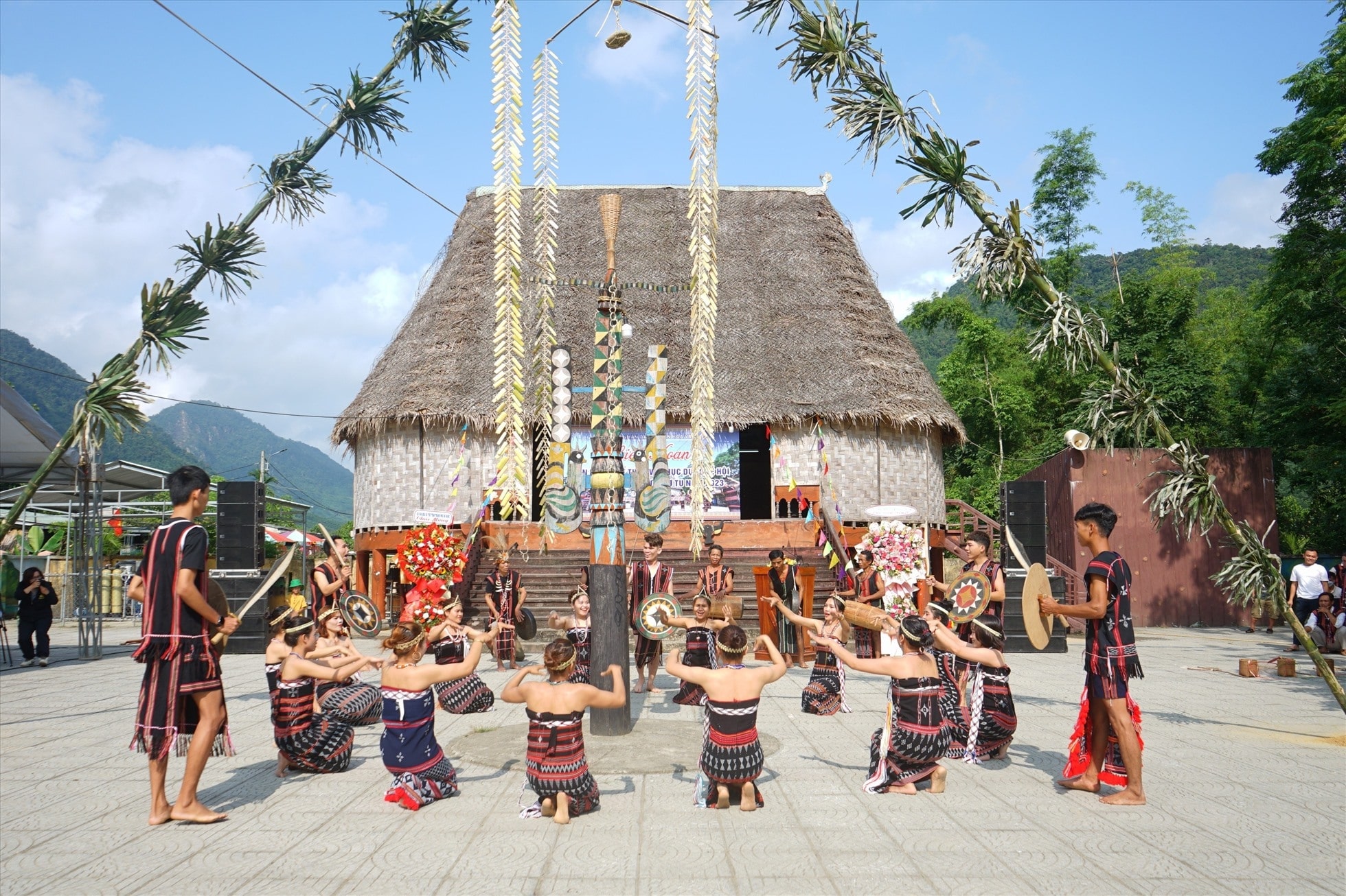Người Cơ Tu múa truyền thống giữa không gian núi rừng