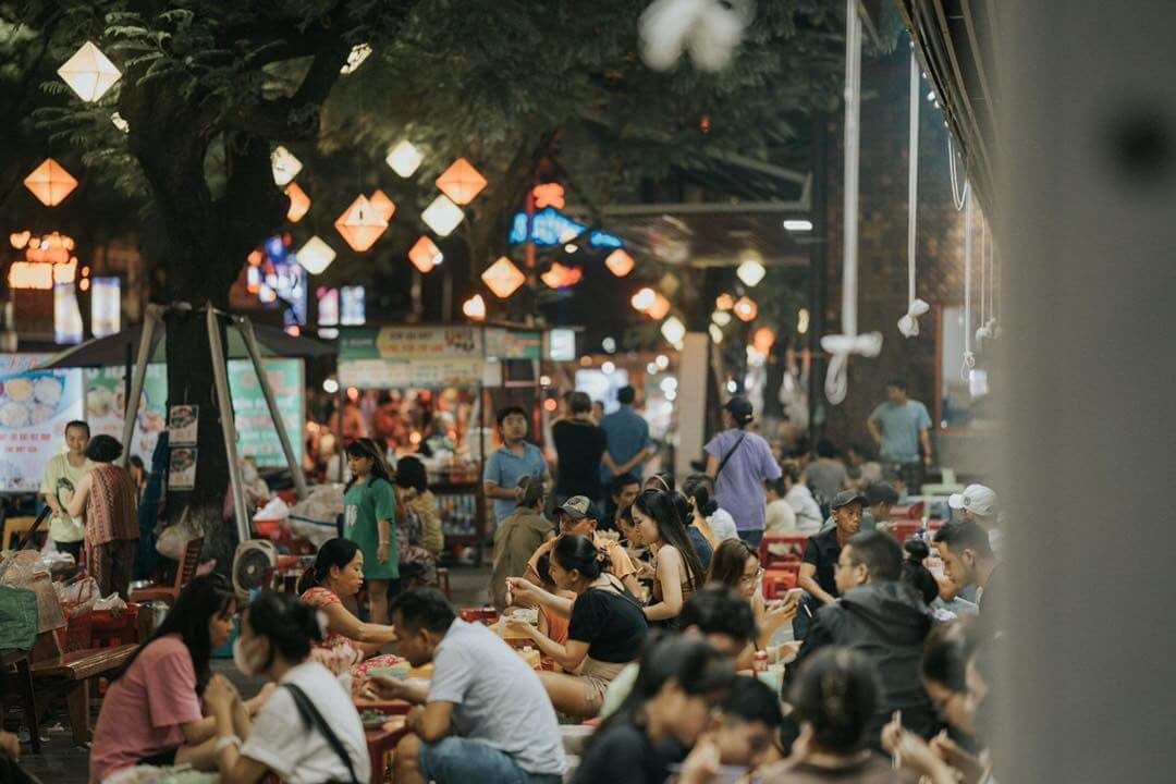 Phố ẩm thực Huế về đêm nhẹ nhàng, không vội vã