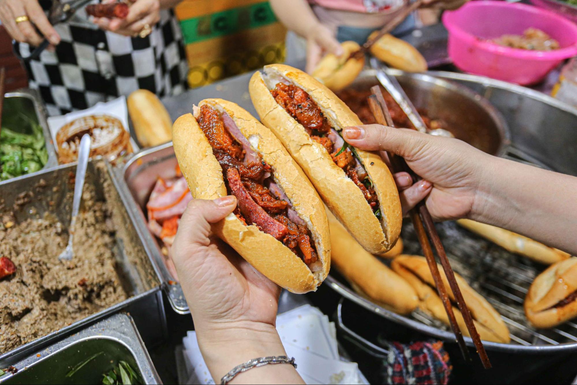 Bánh mì Tràng Tiền: Món ăn nhanh, ngon cho đêm muộn
