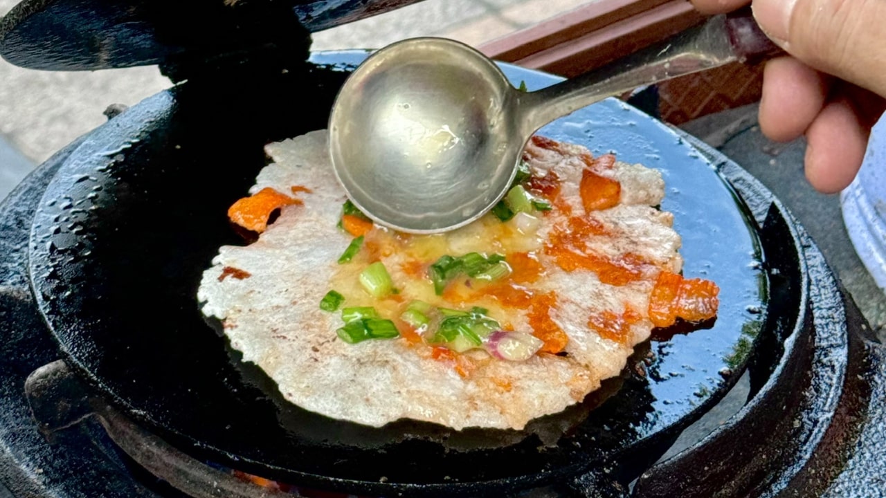 Bánh ép món ăn đêm ở Huế “gây nghiện” cho du khách 