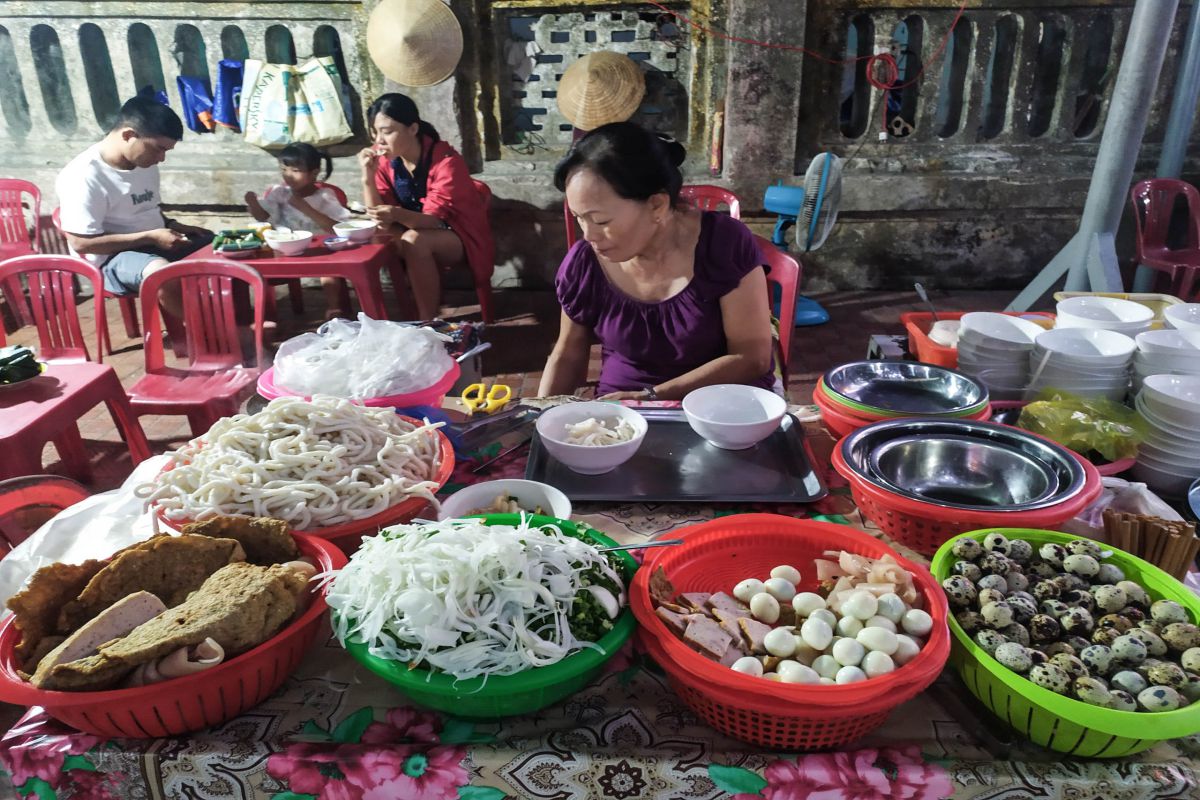 Quán bánh canh truyền thống giản dị trên đường Hàn Thuyên