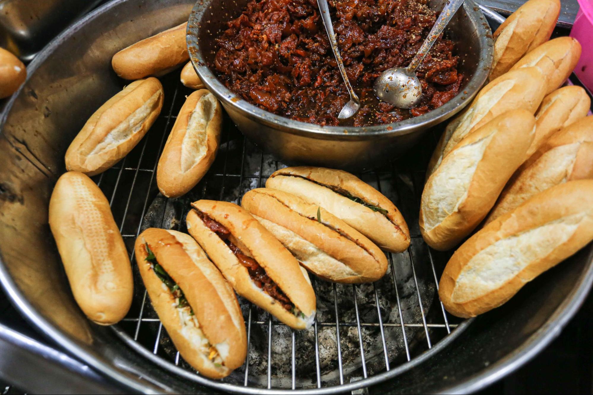 Bánh mì o Tho với lò than hoa đặc trưng