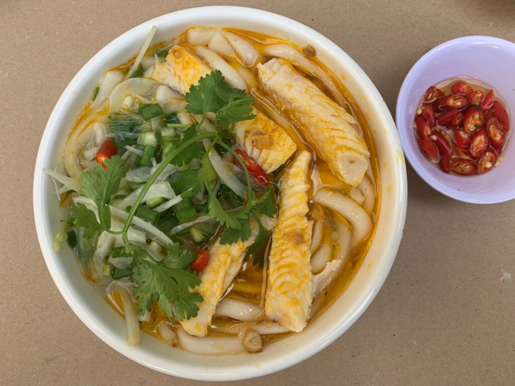 Tô bánh canh Huế hấp dẫn với chả cua và tóp mỡ