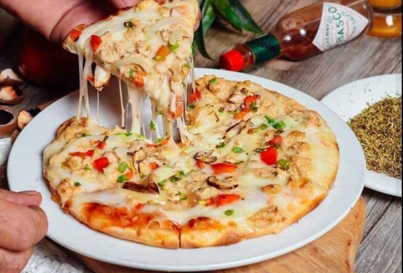Pizza vỉa hè Nguyễn Lữ nóng hổi, phô mai béo ngậy, topping siêu nhiều