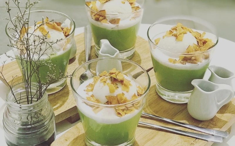 Kem bơ Jumy béo ngậy, vani mịn mát, topping phong phú, ngon mát