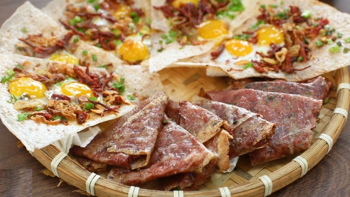 Bánh tráng kẹp giòn, sốt bò cay đậm đà khó cưỡng ở quán ăn vặt Quy Nhơn