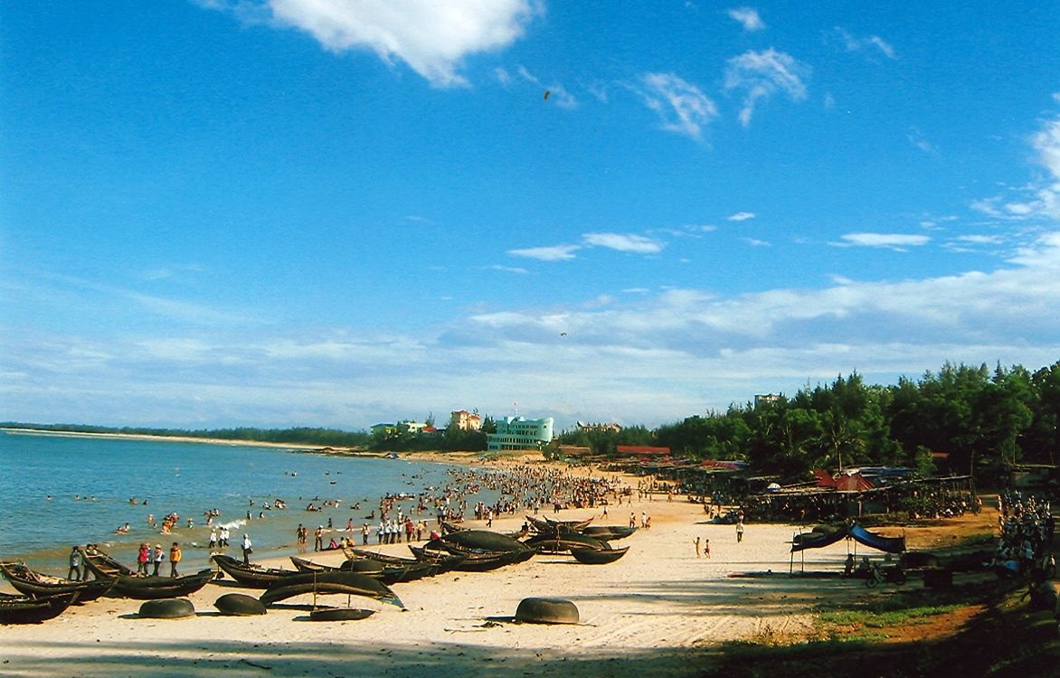 Làn nước biển xanh ngọc bích tại bãi biển Cửa Tùng