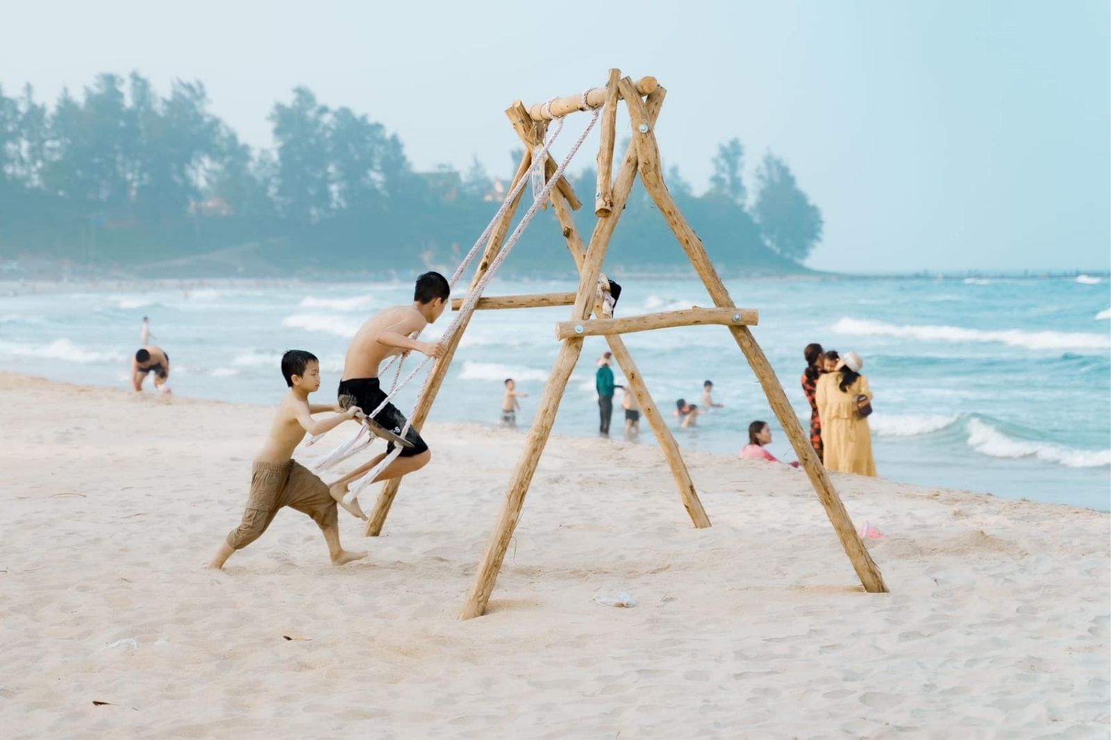 Du khách thư giãn dưới thời tiết mùa hè ở Cửa Tùng