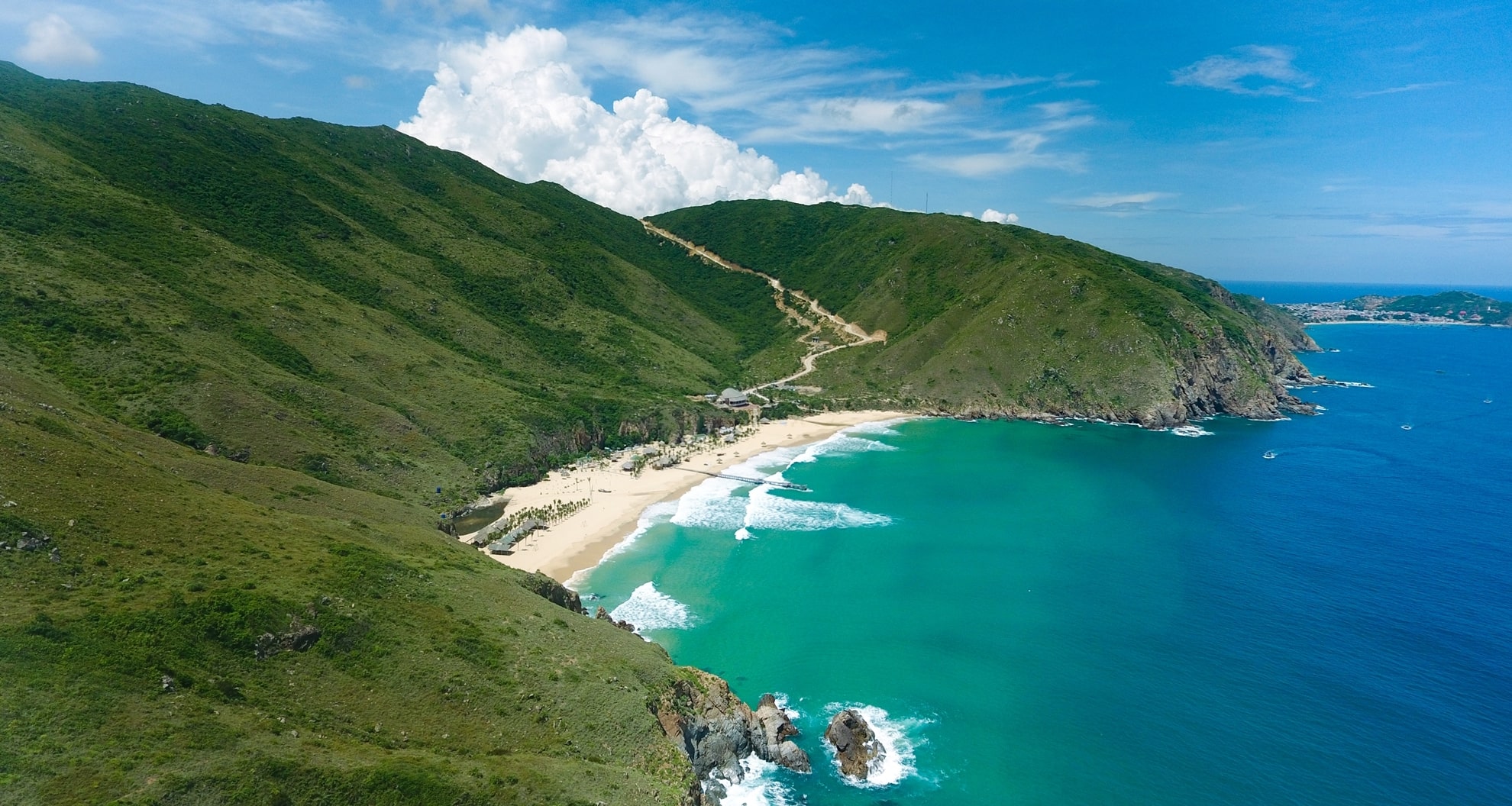 Bãi biển Kỳ Co nằm dưới chân núi mang vẻ đẹp hùng vĩ