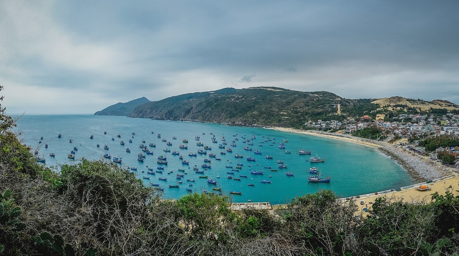 Đoàn tàu của làng chài chuẩn bị ra khơi