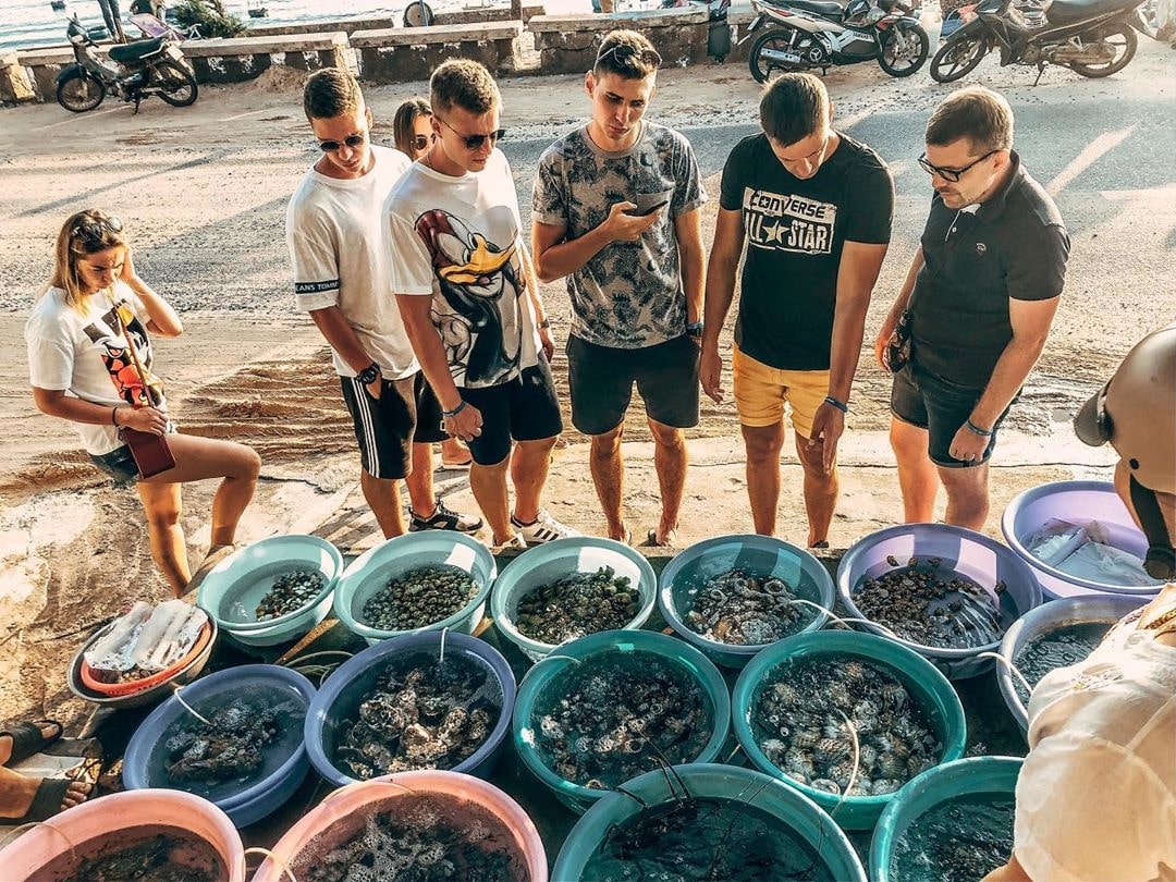 Hải sản tươi ngon được bày bán trên bờ biển