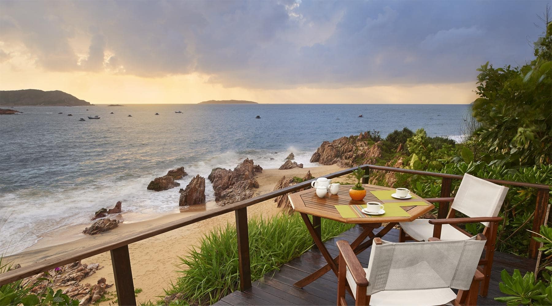 Bình minh rực rỡ trên Bãi biển Rạng Quy Nhơn với ánh nắng vàng