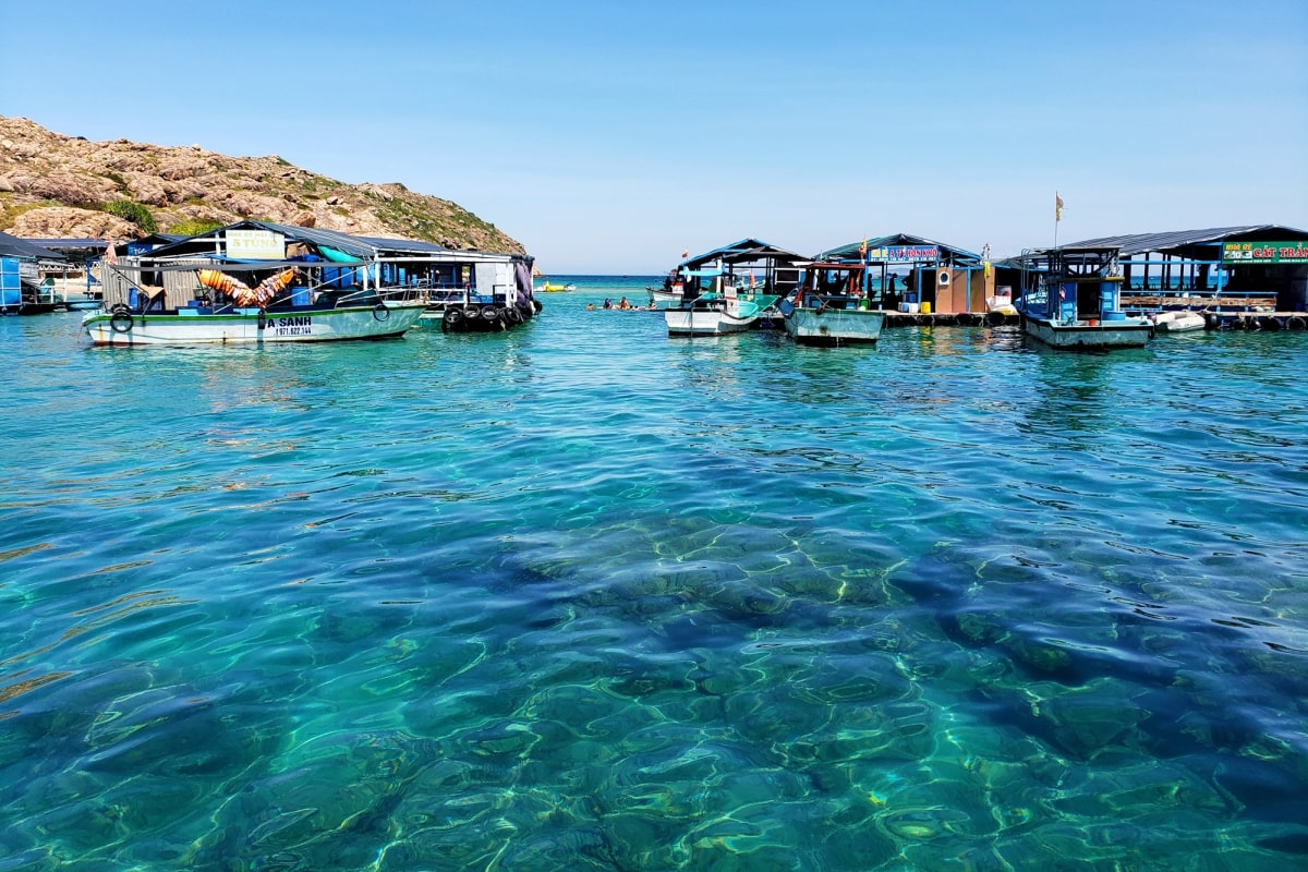 Thế giới kỳ diệu, bí ẩn hiện ra dưới làn nước trong xanh