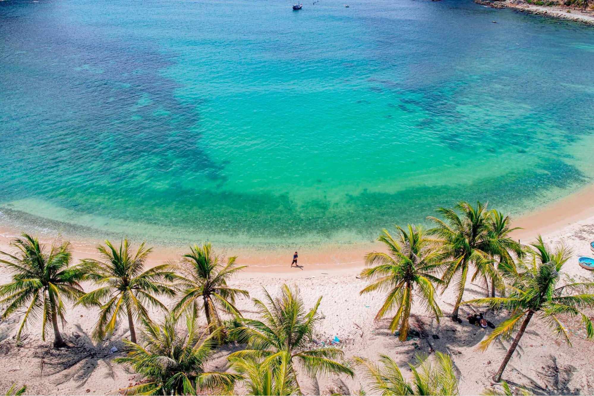 Bãi biển trong veo, thoáng người