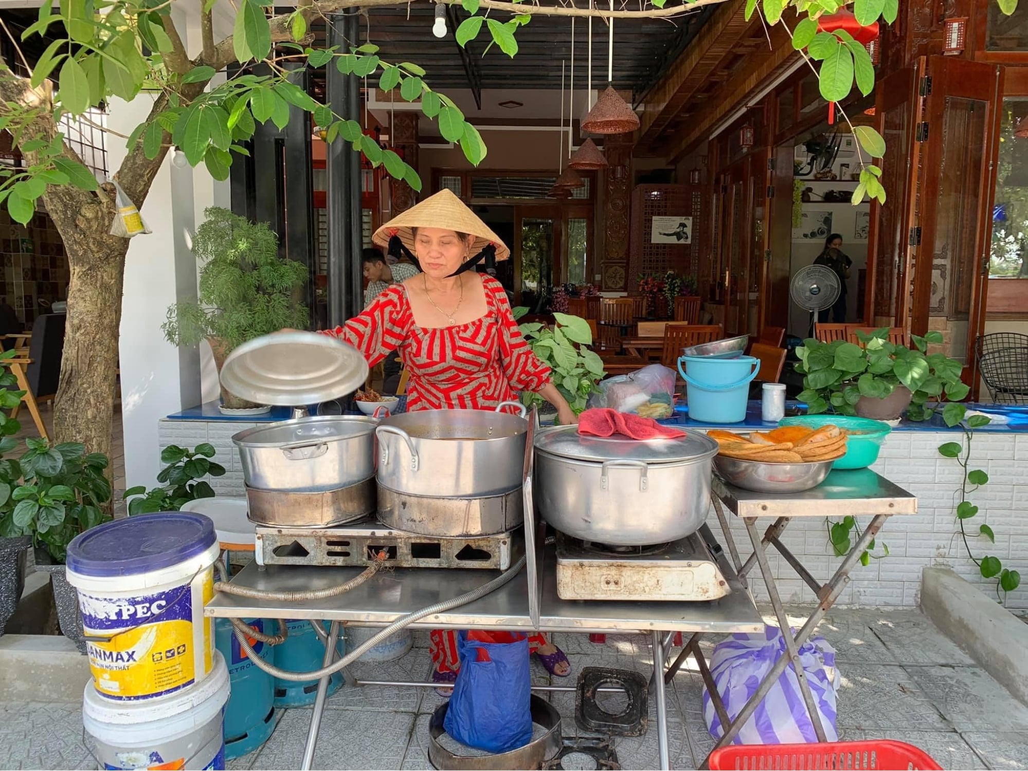 Bánh canh bà Quýt mở cửa từ sớm để phục vụ du khách