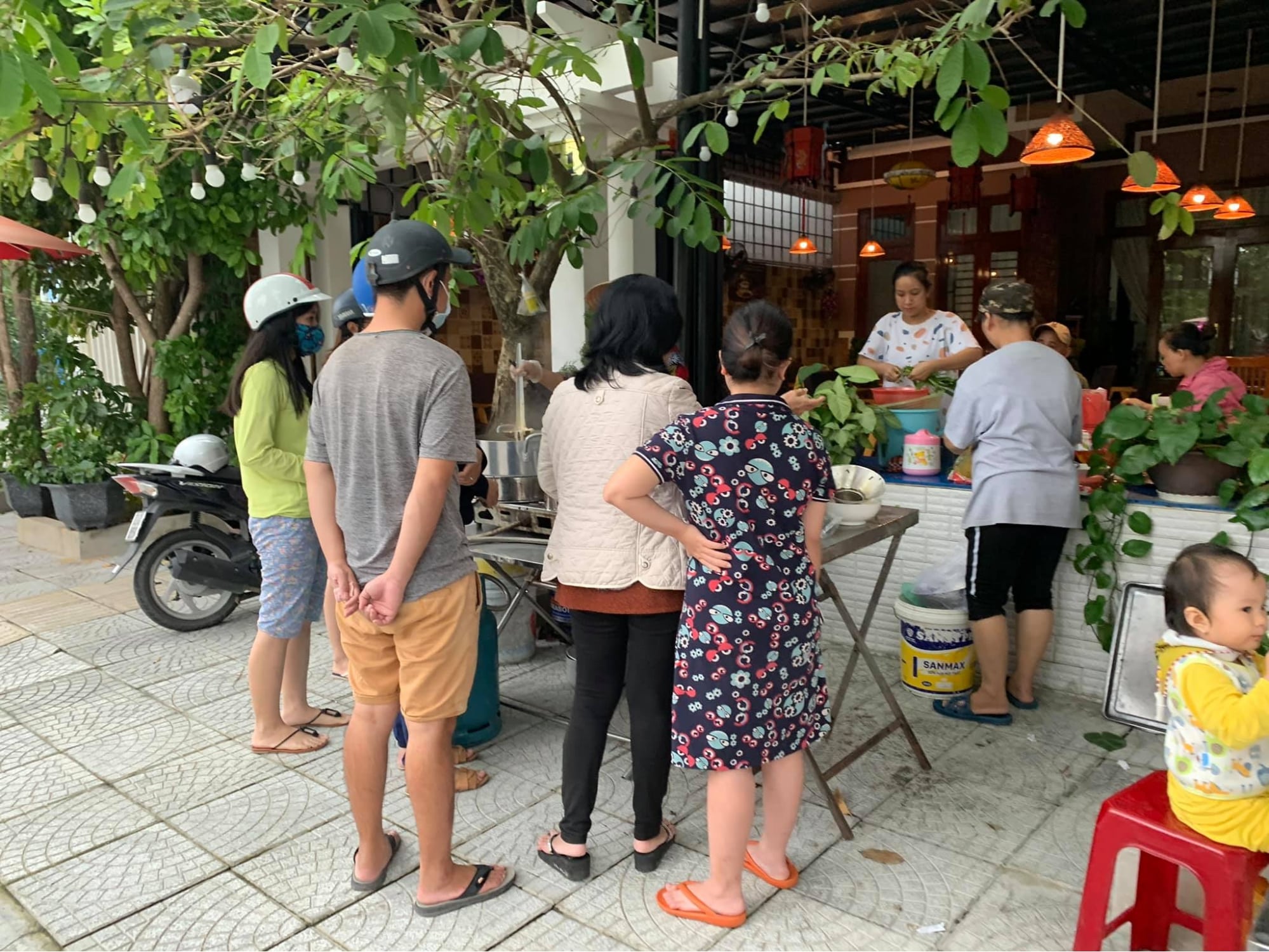 Rất đông khách hàng đến quán bánh canh Bà Quýt Hội An để mua món ngon