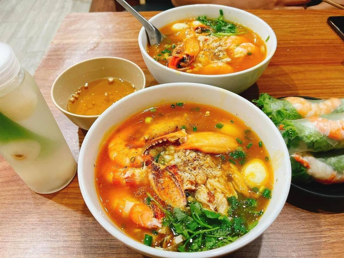 Một bát bánh canh đầy đủ với giá bình dân, hợp lý