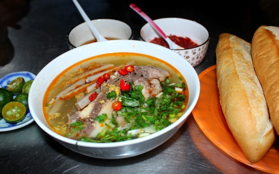 Tô bánh canh đặc biệt với thịt heo và chả cá