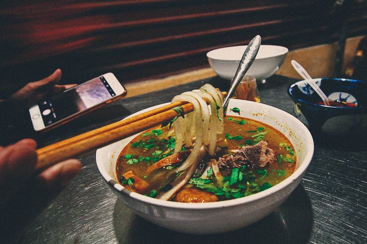 Quán mở cửa buổi chiều đến tối, phục vụ đều đặn
