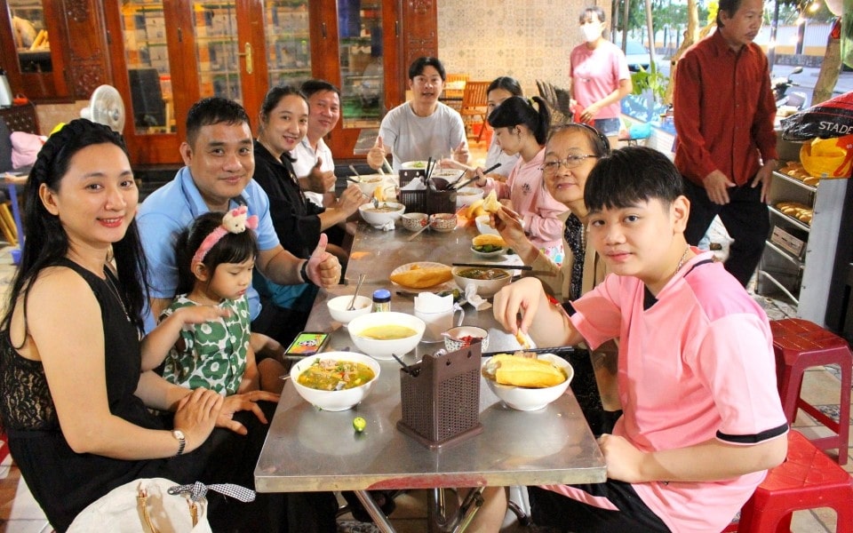 Du khách thưởng thức bánh canh trong không gian ấm cúng.