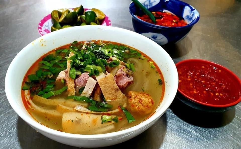 Quán bánh canh nằm ngay trung tâm phố cổ Hội An