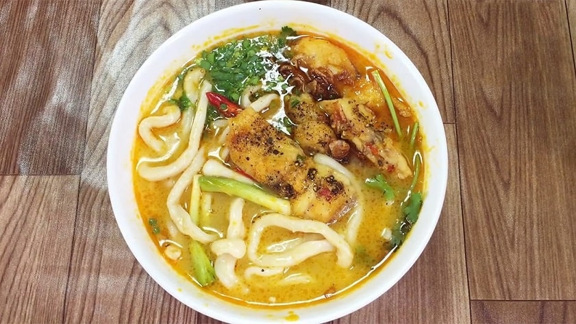Quán cạnh bánh mì Phượng, dễ dàng tìm thấy