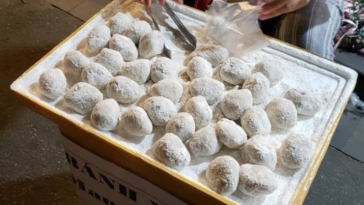 Bánh xoài nhỏ nhắn, vỏ dẻo mịn, nhân đậu phộng ngọt bùi