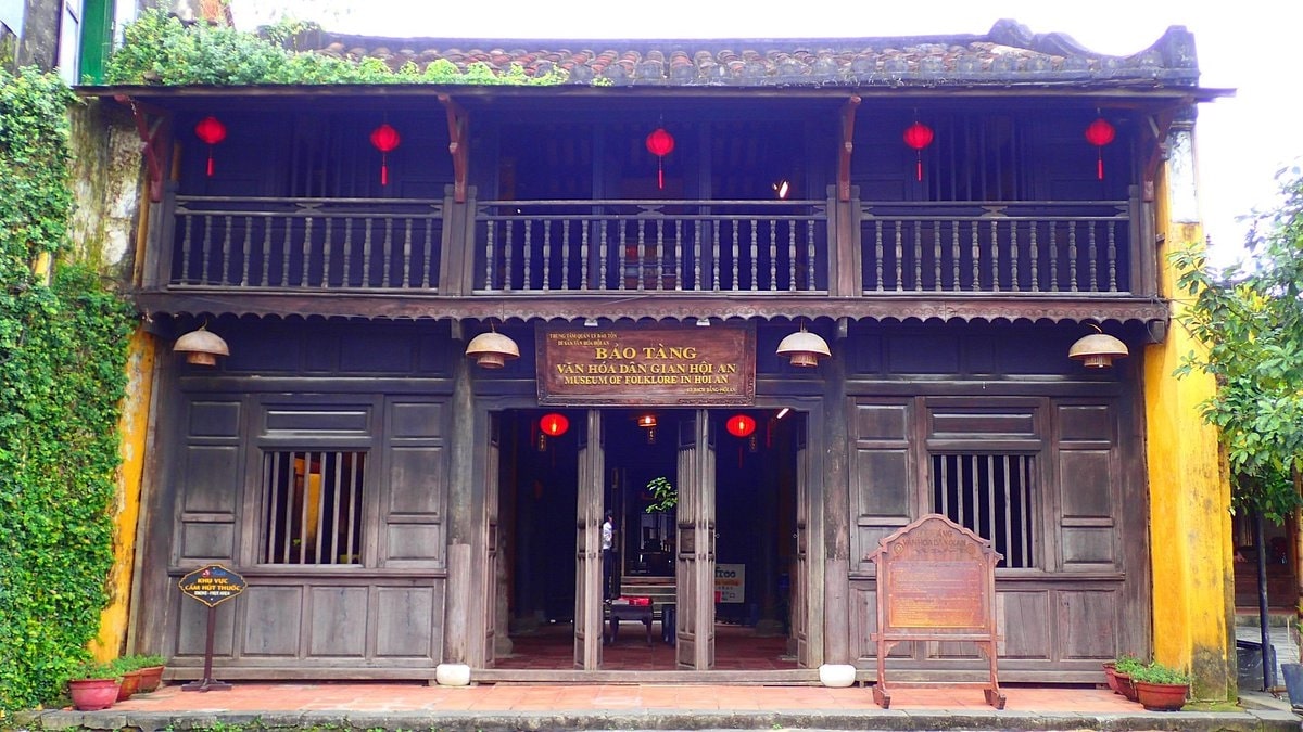 Ngôi nhà cổ mái ngói rêu phong giữa phố cổ Hội A