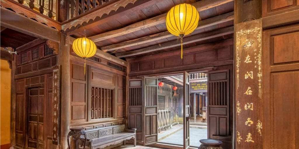 Khung gỗ lim chạm khắc tinh xảo trong ngôi nhà cổ 200 năm
