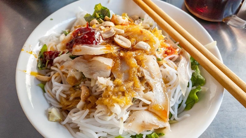 Bún tươi dai mềm, vị chua cay nhẹ nhàng, kích thích vị giác