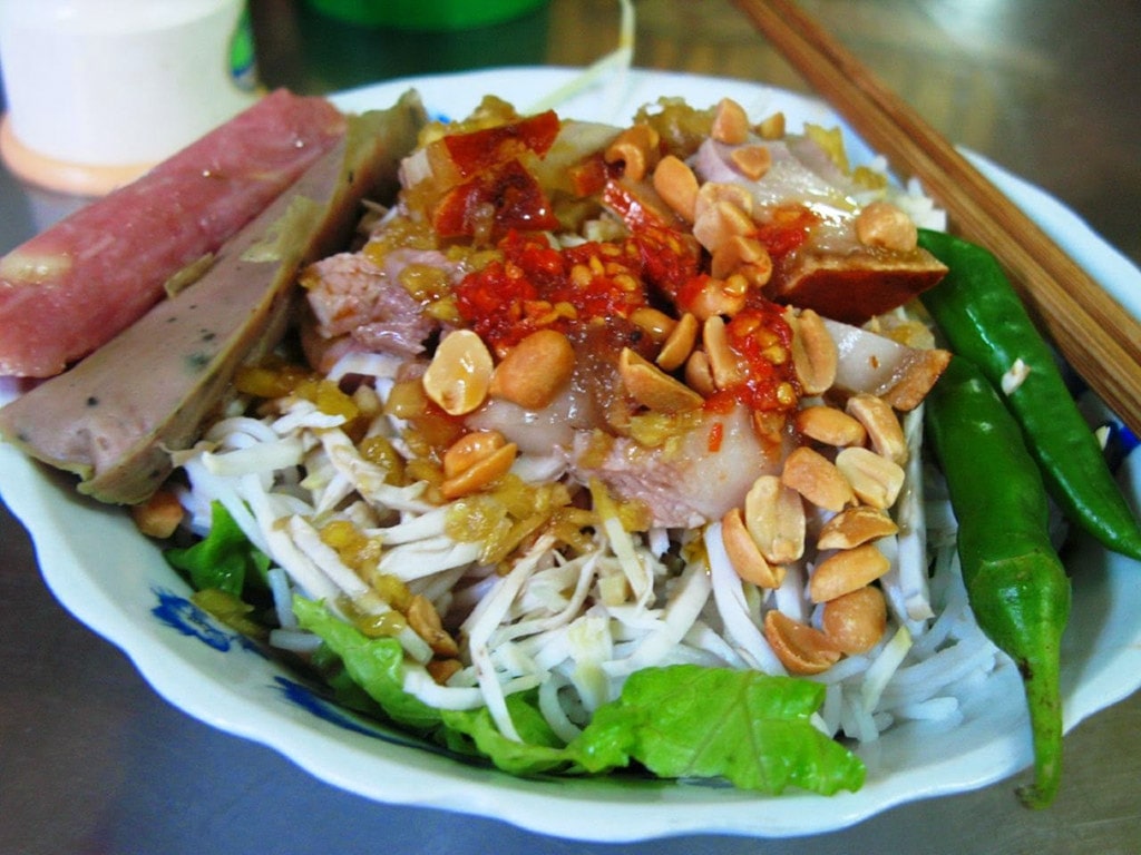 Nguyên liệu tươi ngon, đậm đà với mắm nêm đặc trưng
