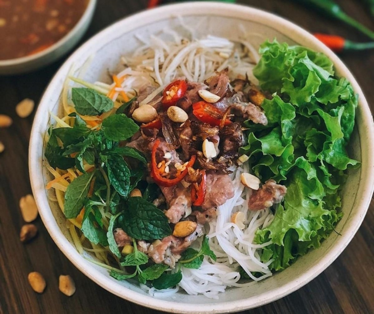 Mắm nêm thơm nồng, vị đậm đà, hòa quyện thịt và rau