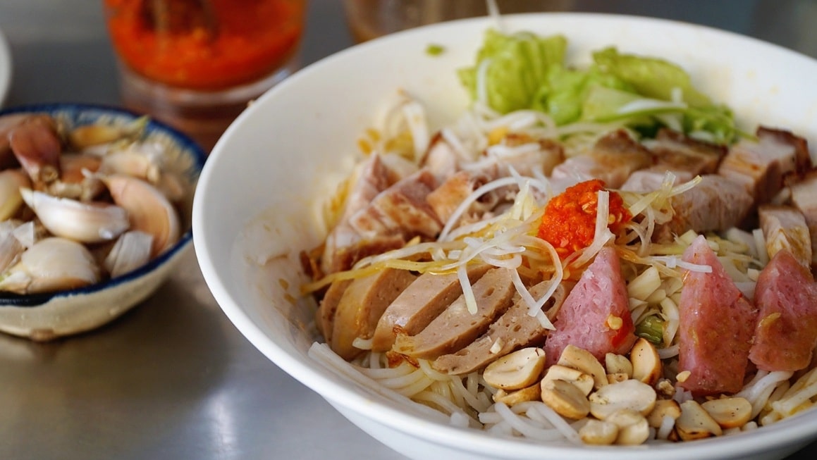 Quán bình dân, bún đầy đặn giá chỉ 25.000 đồng