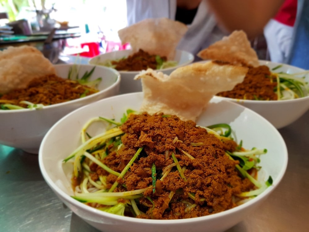 Vị ngon khó cưỡng của tô bún rạm Quy Nhơn ở quán Tư Huệ