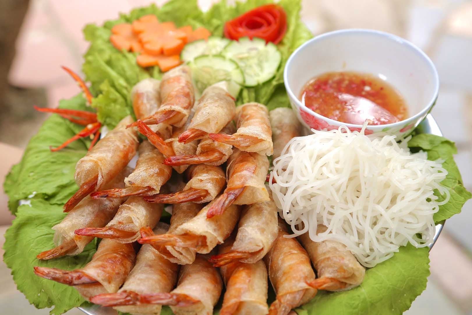 Chả ram tôm đất truyền thống ăn kèm bún