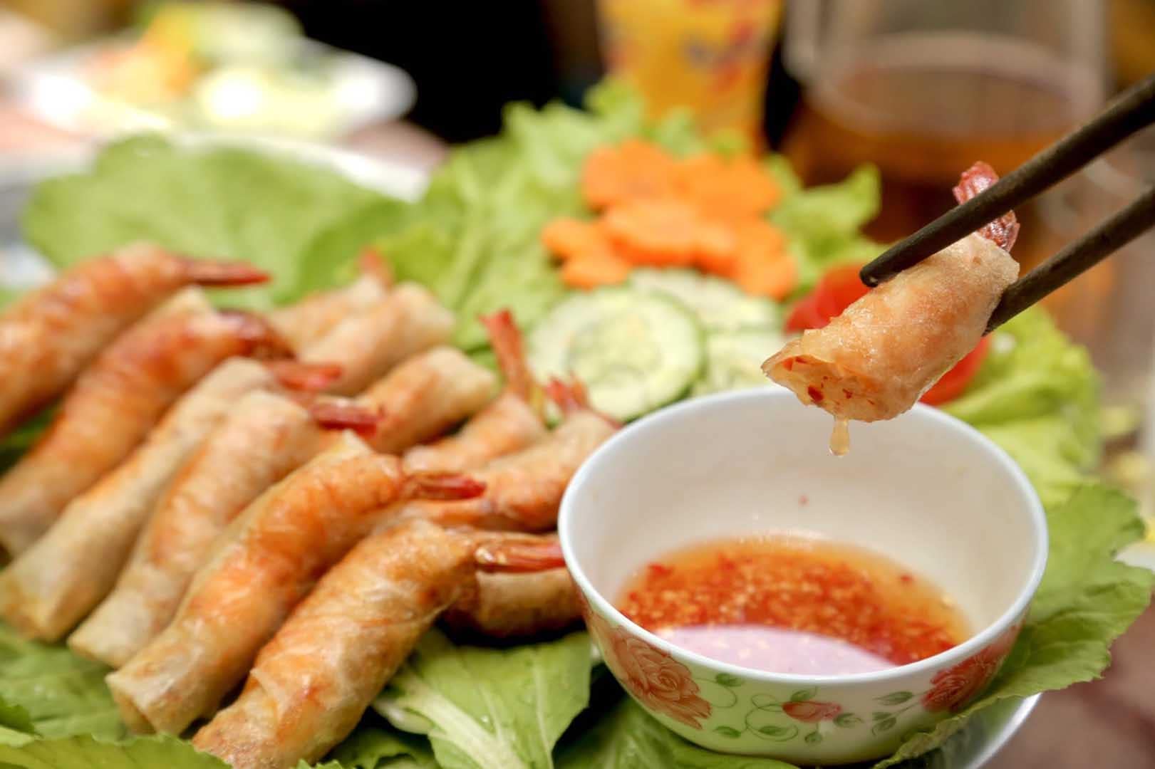 Sự kết hợp hoàn hảo giữa rau, nước chấm và chả ram