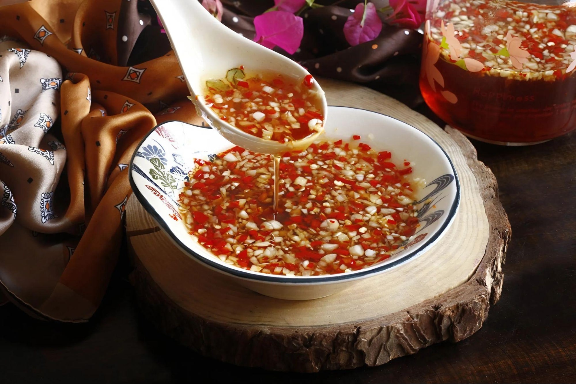 Nước chấm tỏi ớt, linh hồn của món chả ram