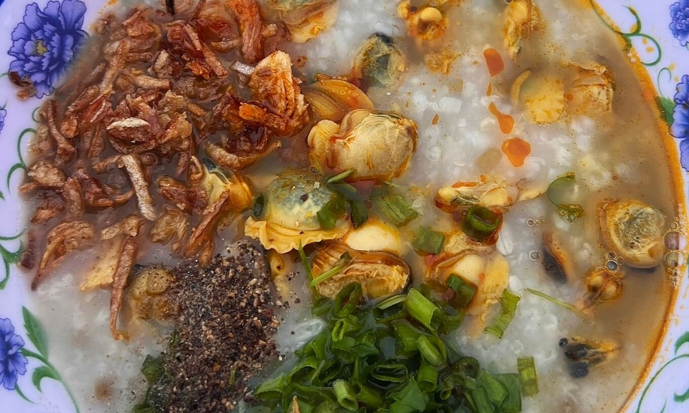 Tô cháo cô Gió có đậu xanh và nghêu béo múp