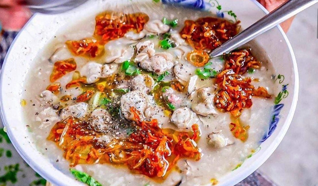 Cháo nhừ mịn, điểm xuyết hành lá và lát gừng thơm