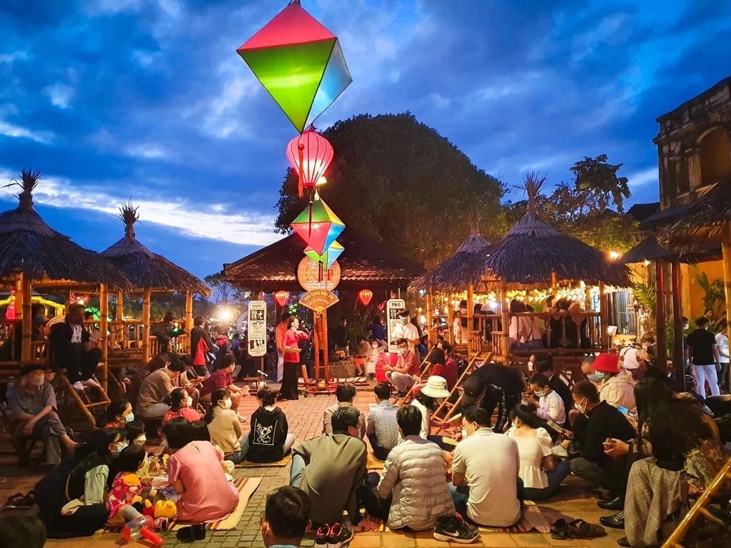 Người dân và du khách vui chơi bài chòi dưới ánh đèn