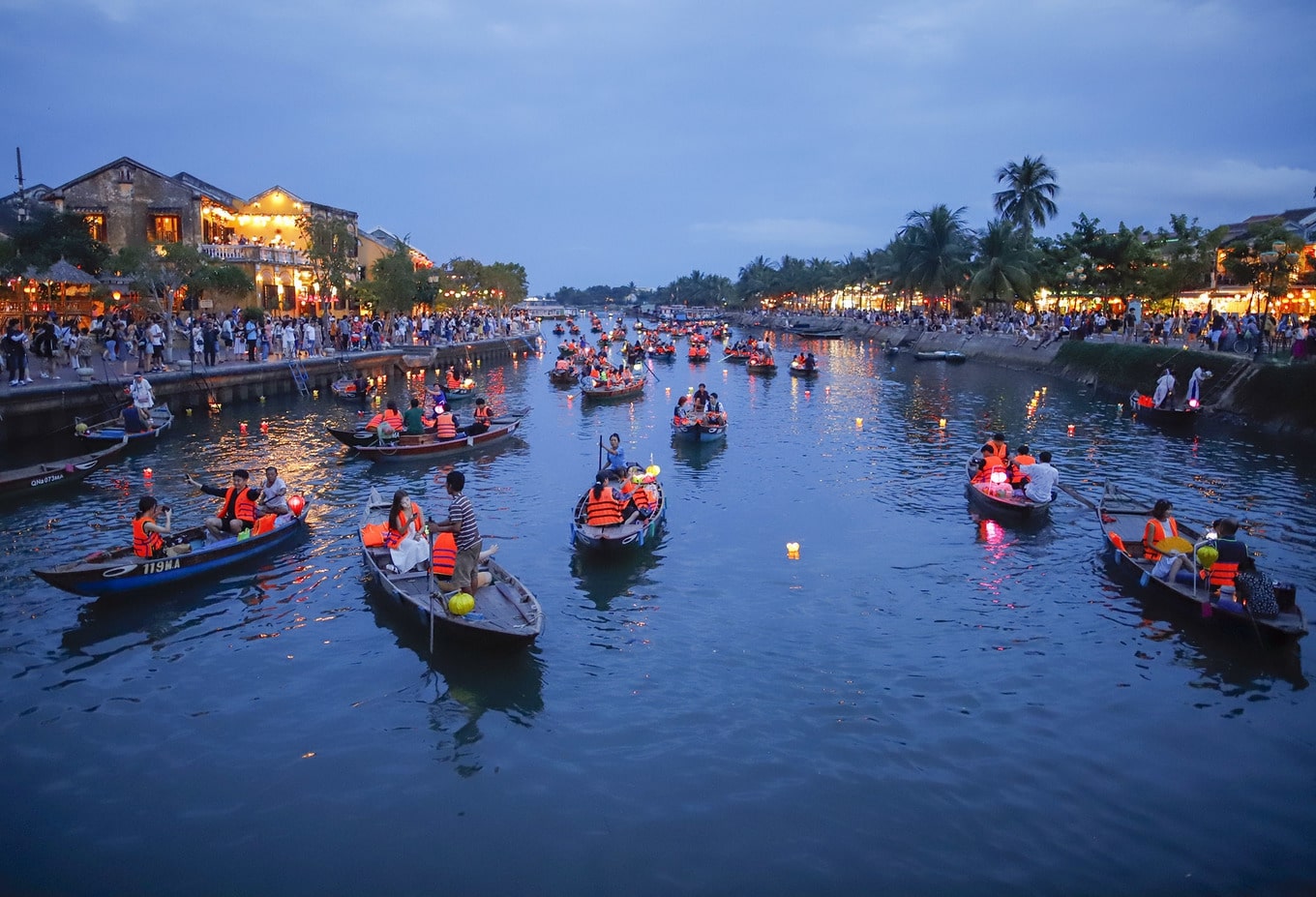 Hoa đăng trôi nhẹ, thuyền gỗ lướt sóng sông Hoài huyền ảo
