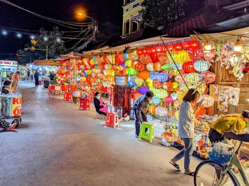 Ánh đèn lồng rực rỡ phủ khắp chợ đêm Hội An lung linh
