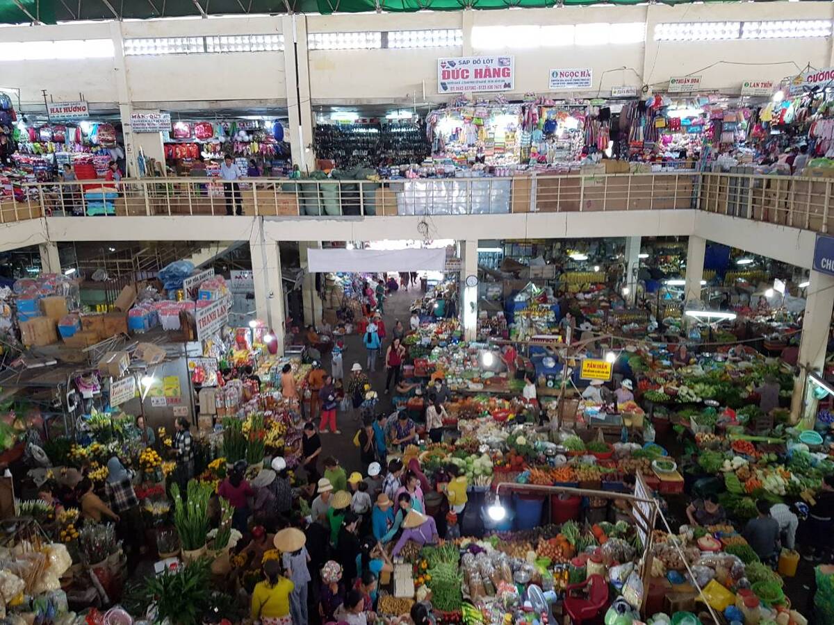 Không gian bên trong vô cùng nhộn nhịp với rất nhiều loại hàng hóa