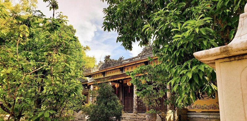 Khu nhà tổ được bao quanh bởi khuôn viên xanh mát, thanh tịnh