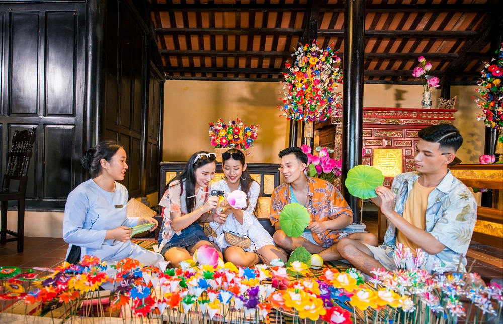 Du khách trải nghiệm làm đồ thủ công tại chùa dịp Vu Lan báo hiếu